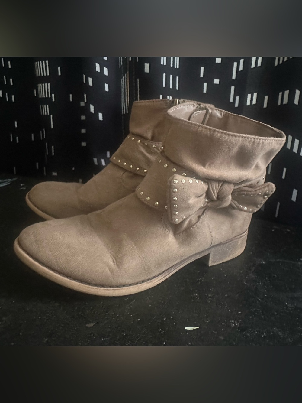 kidpik Brown Bow-Accent Ankle Boots with Studs
